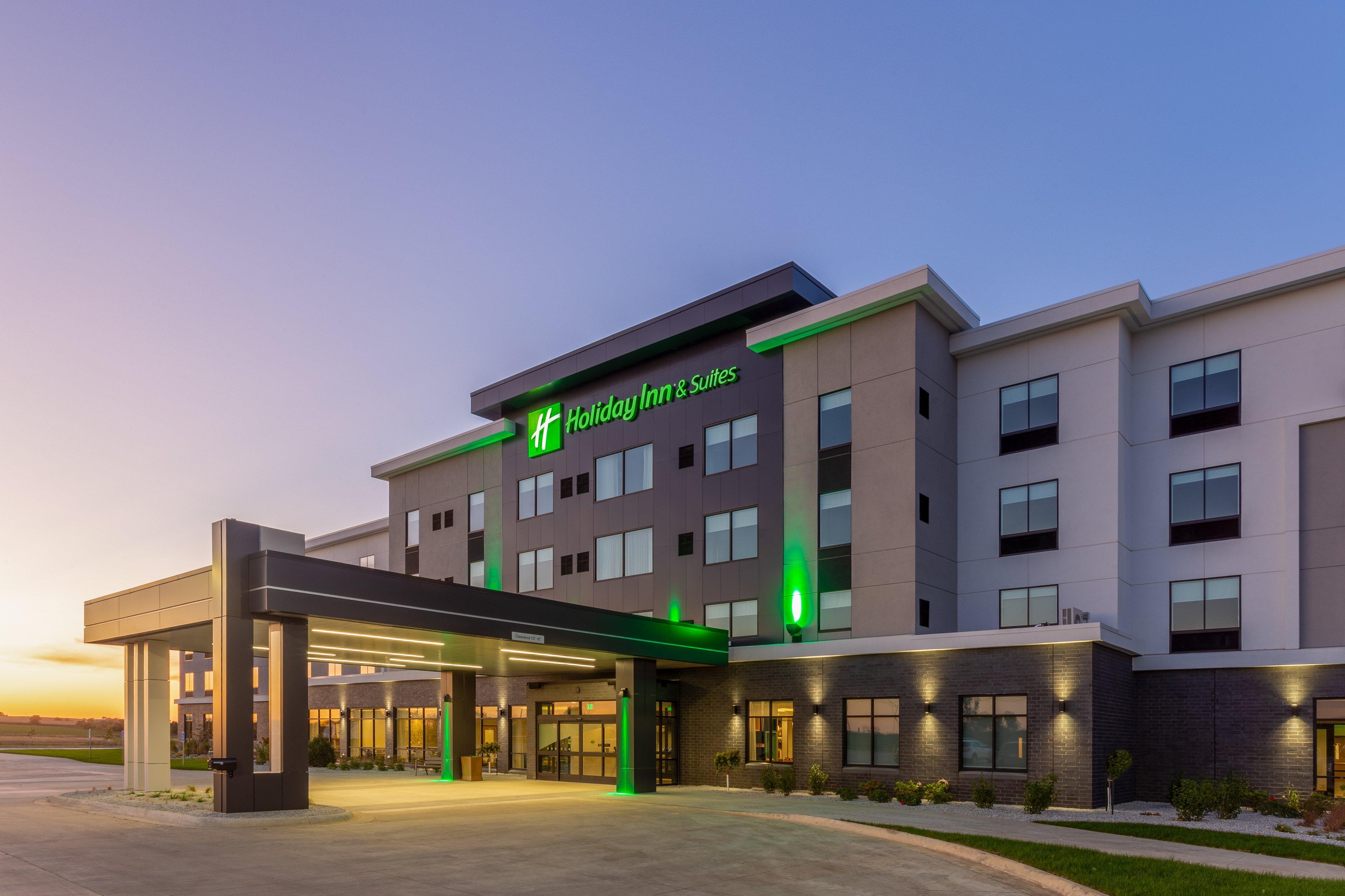 Holiday Inn & Suites Cedar Falls-Waterloo Event Ctr By Ihg Bagian luar foto