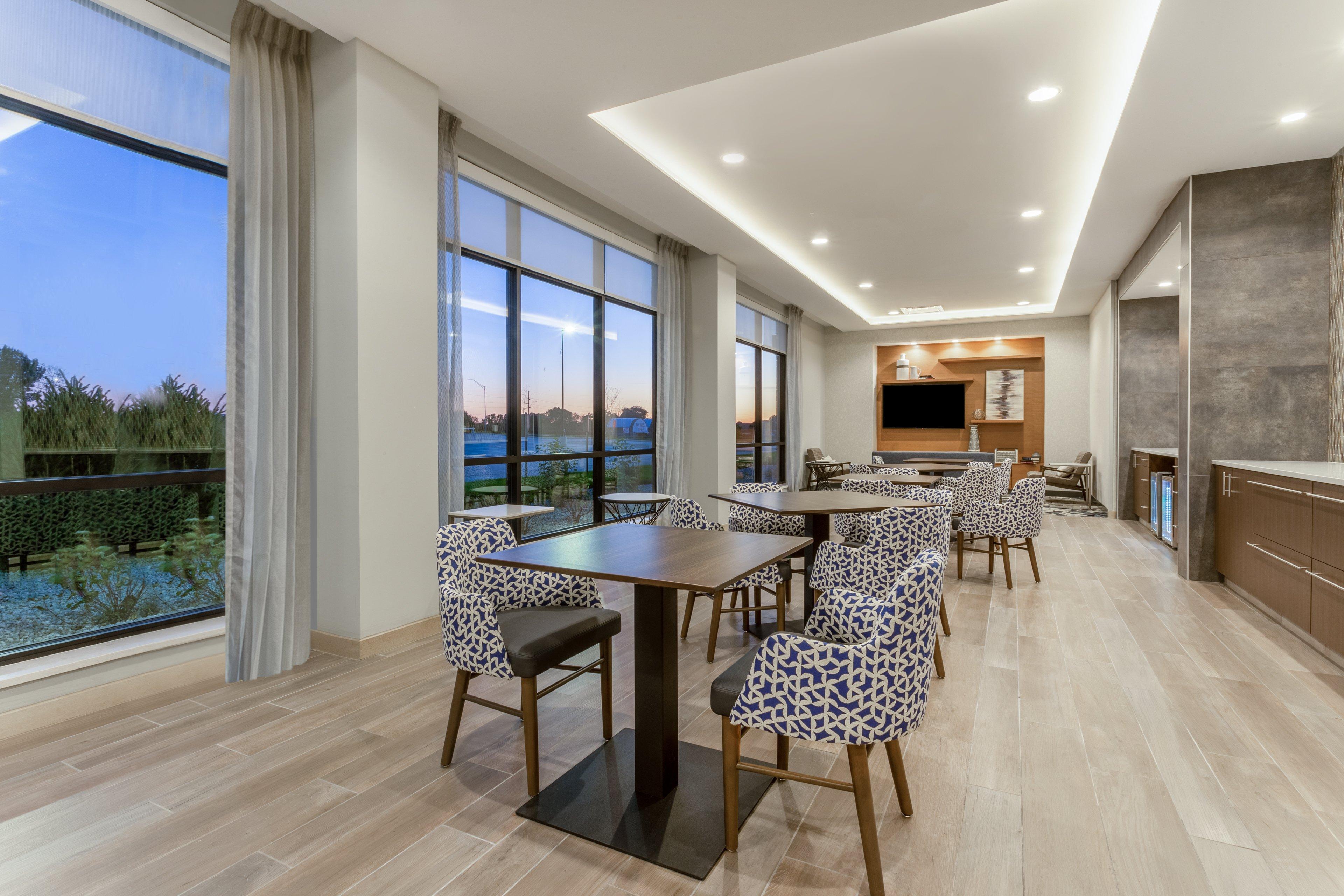 Holiday Inn & Suites Cedar Falls-Waterloo Event Ctr By Ihg Bagian luar foto