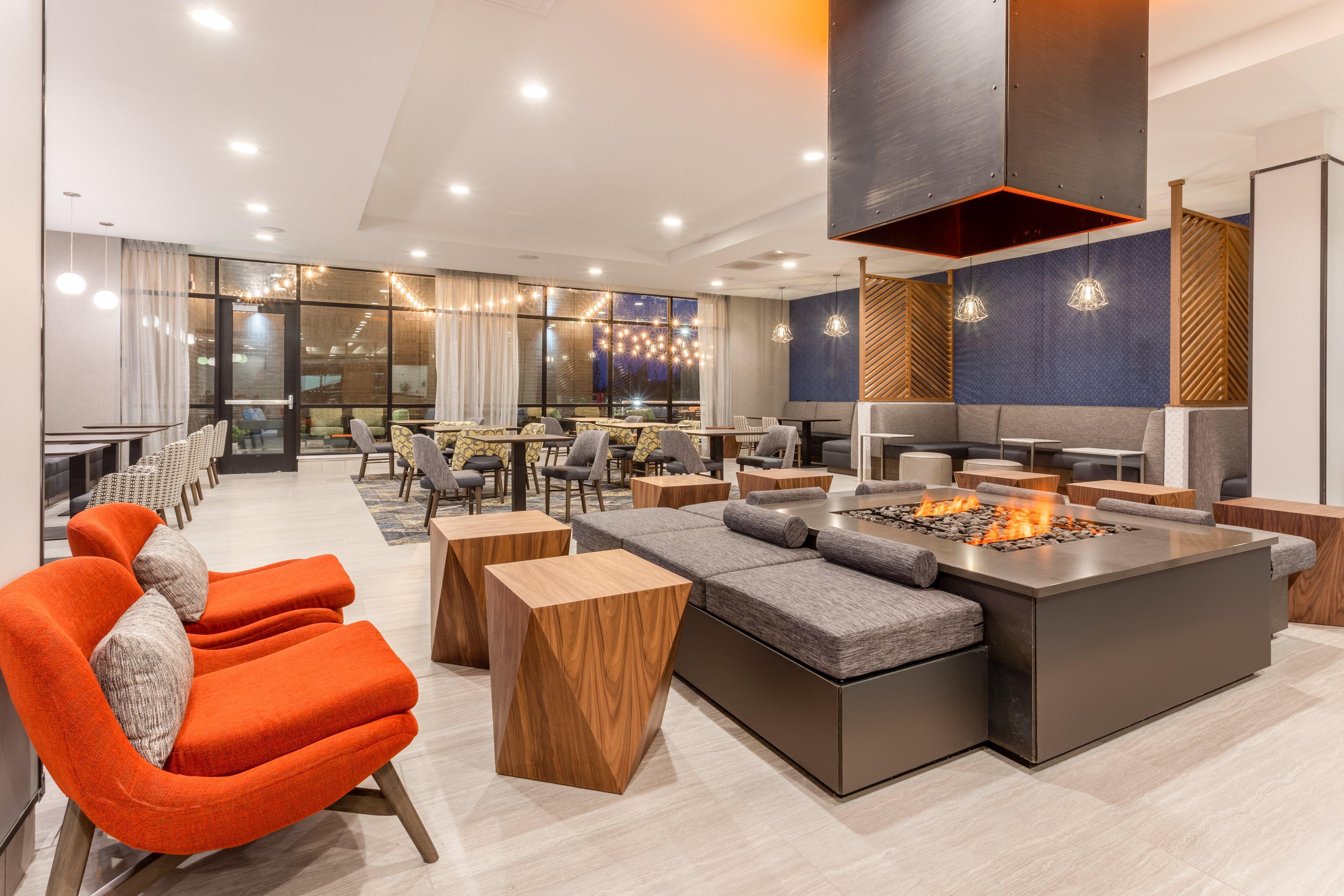 Holiday Inn & Suites Cedar Falls-Waterloo Event Ctr By Ihg Bagian luar foto