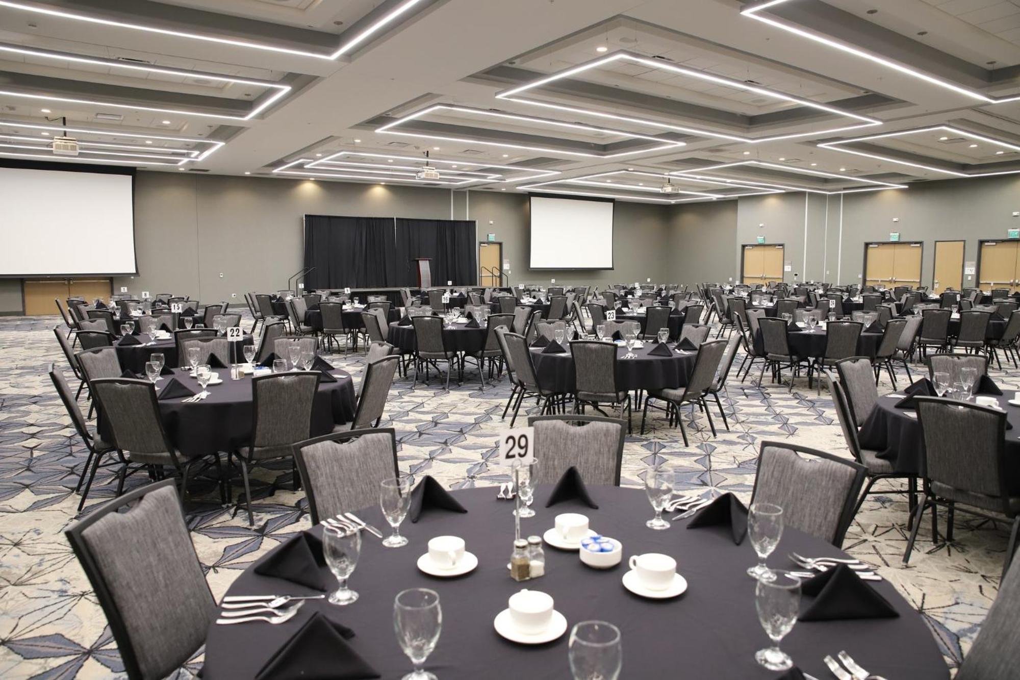 Holiday Inn & Suites Cedar Falls-Waterloo Event Ctr By Ihg Bagian luar foto