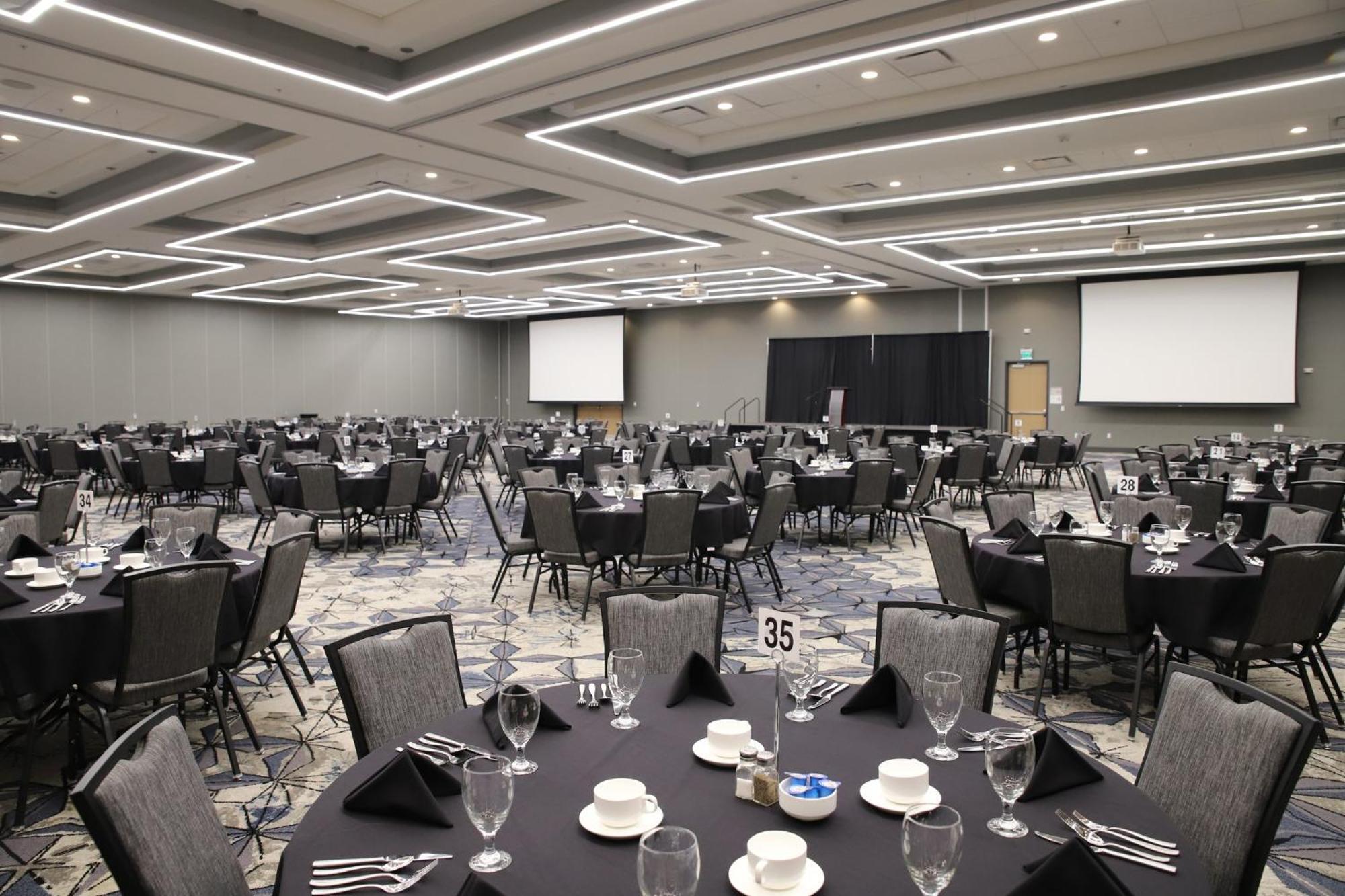 Holiday Inn & Suites Cedar Falls-Waterloo Event Ctr By Ihg Bagian luar foto