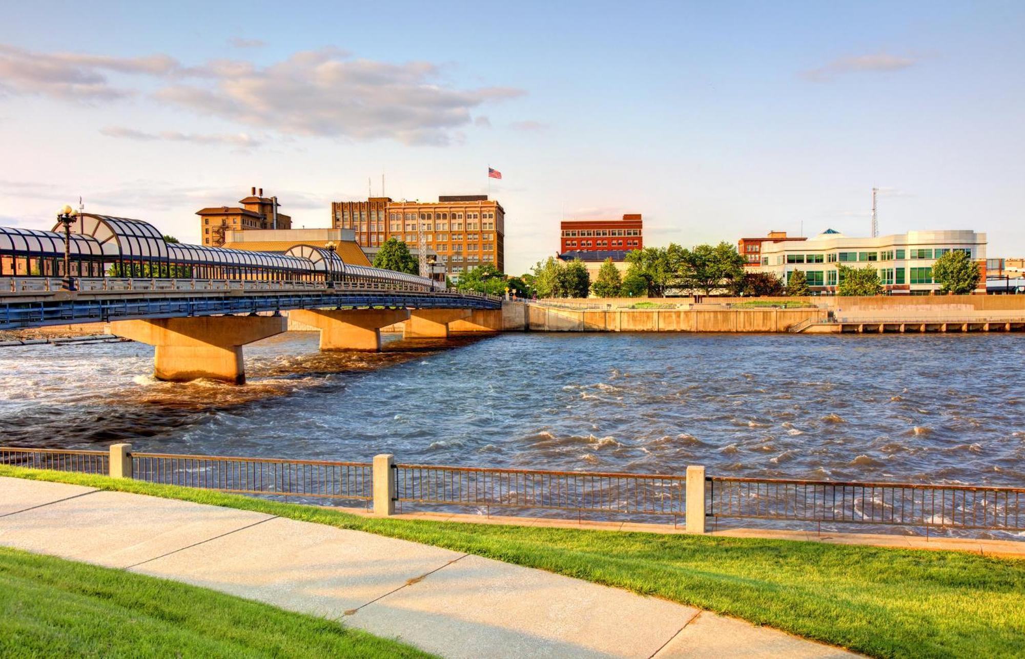 Holiday Inn & Suites Cedar Falls-Waterloo Event Ctr By Ihg Bagian luar foto