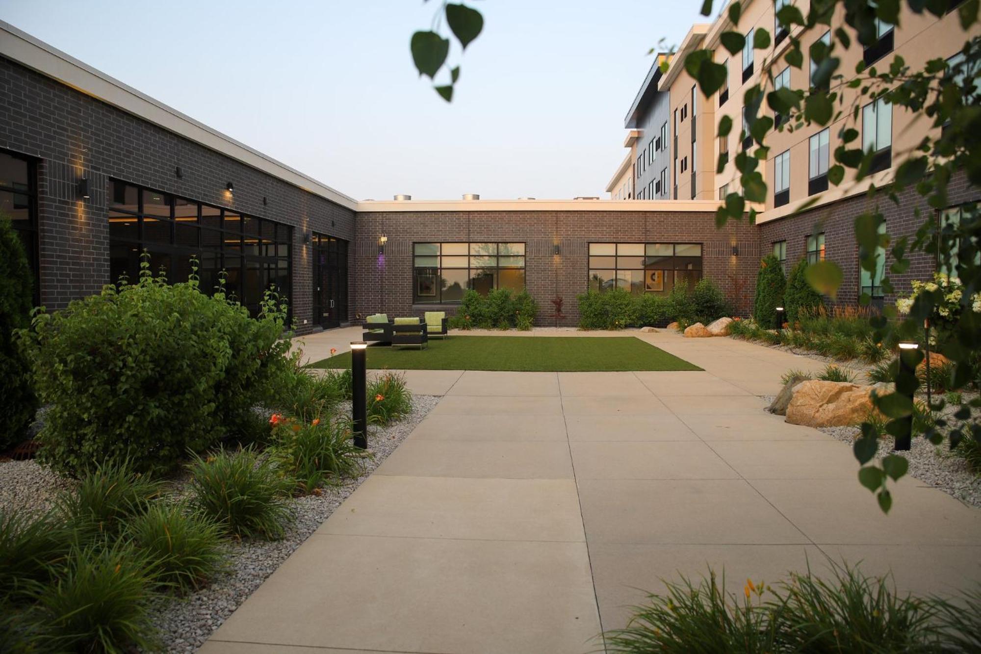 Holiday Inn & Suites Cedar Falls-Waterloo Event Ctr By Ihg Bagian luar foto