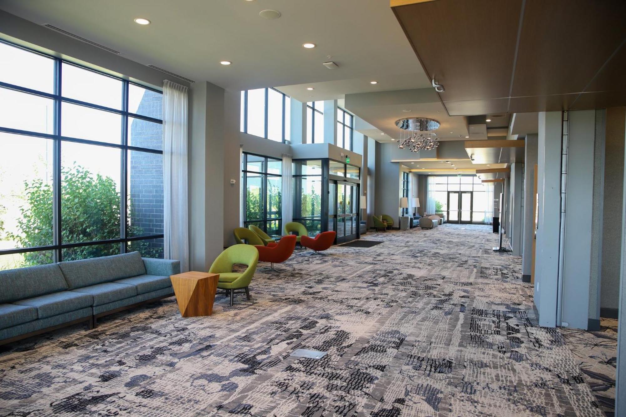 Holiday Inn & Suites Cedar Falls-Waterloo Event Ctr By Ihg Bagian luar foto