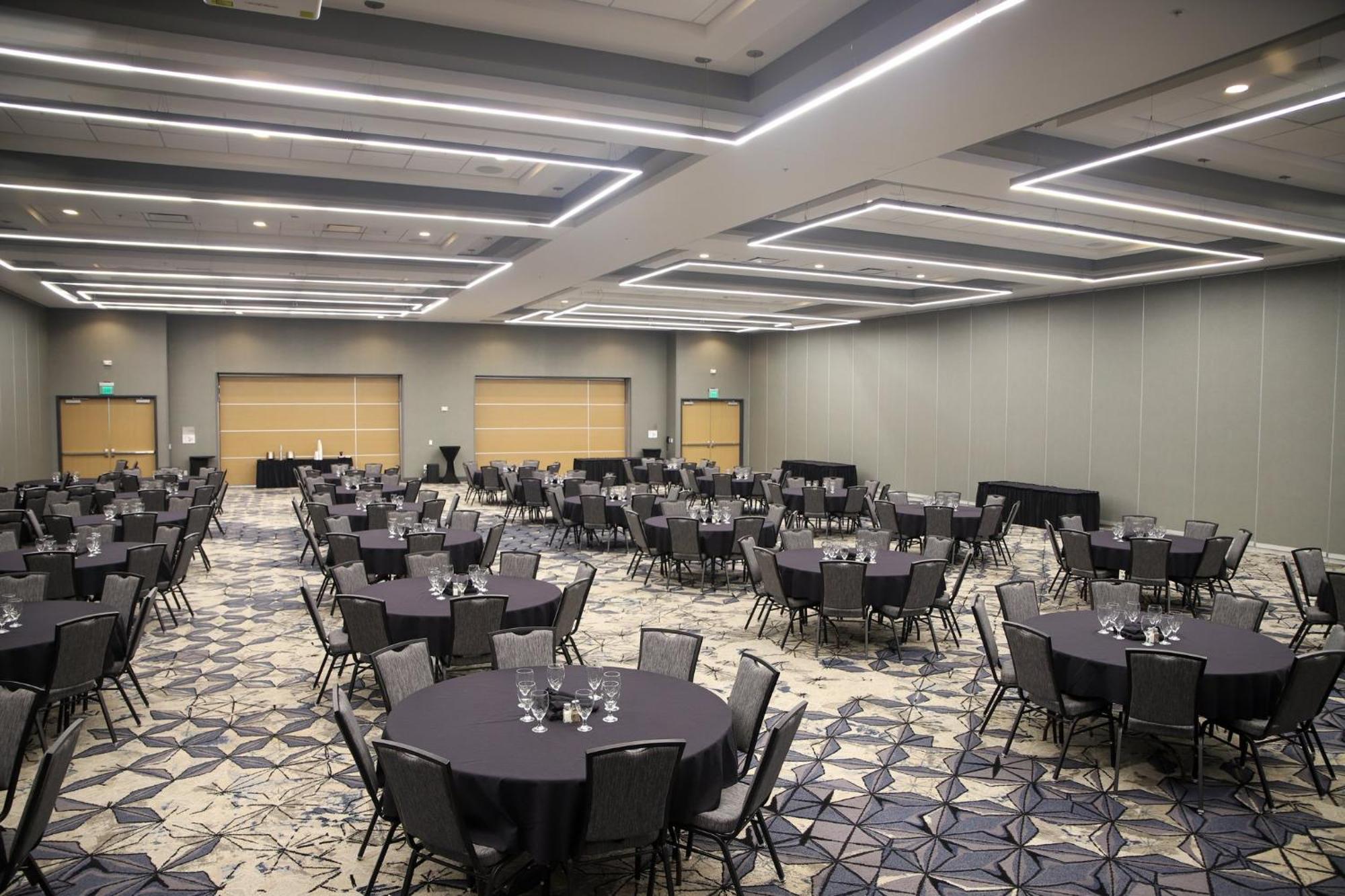 Holiday Inn & Suites Cedar Falls-Waterloo Event Ctr By Ihg Bagian luar foto