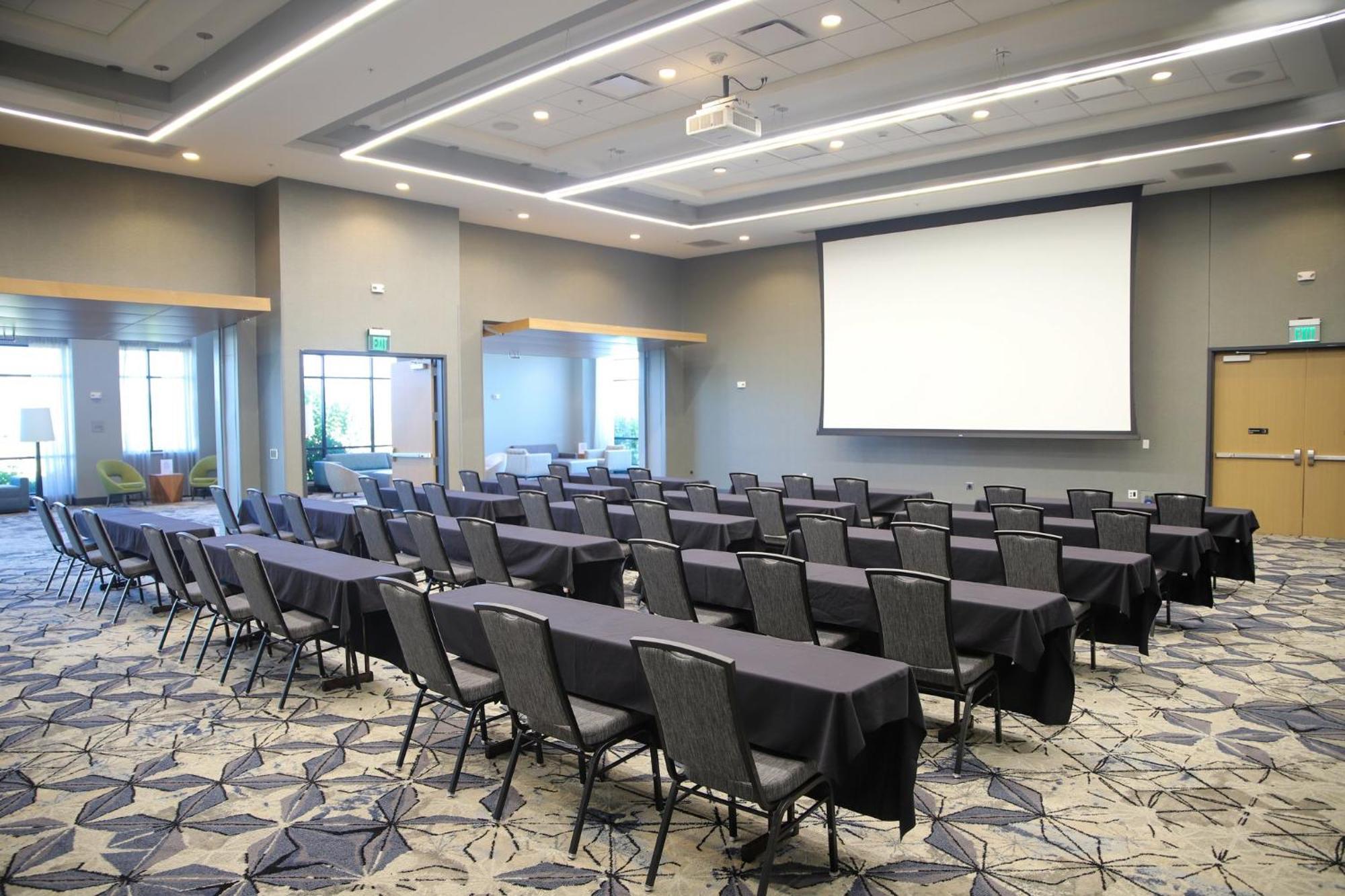 Holiday Inn & Suites Cedar Falls-Waterloo Event Ctr By Ihg Bagian luar foto