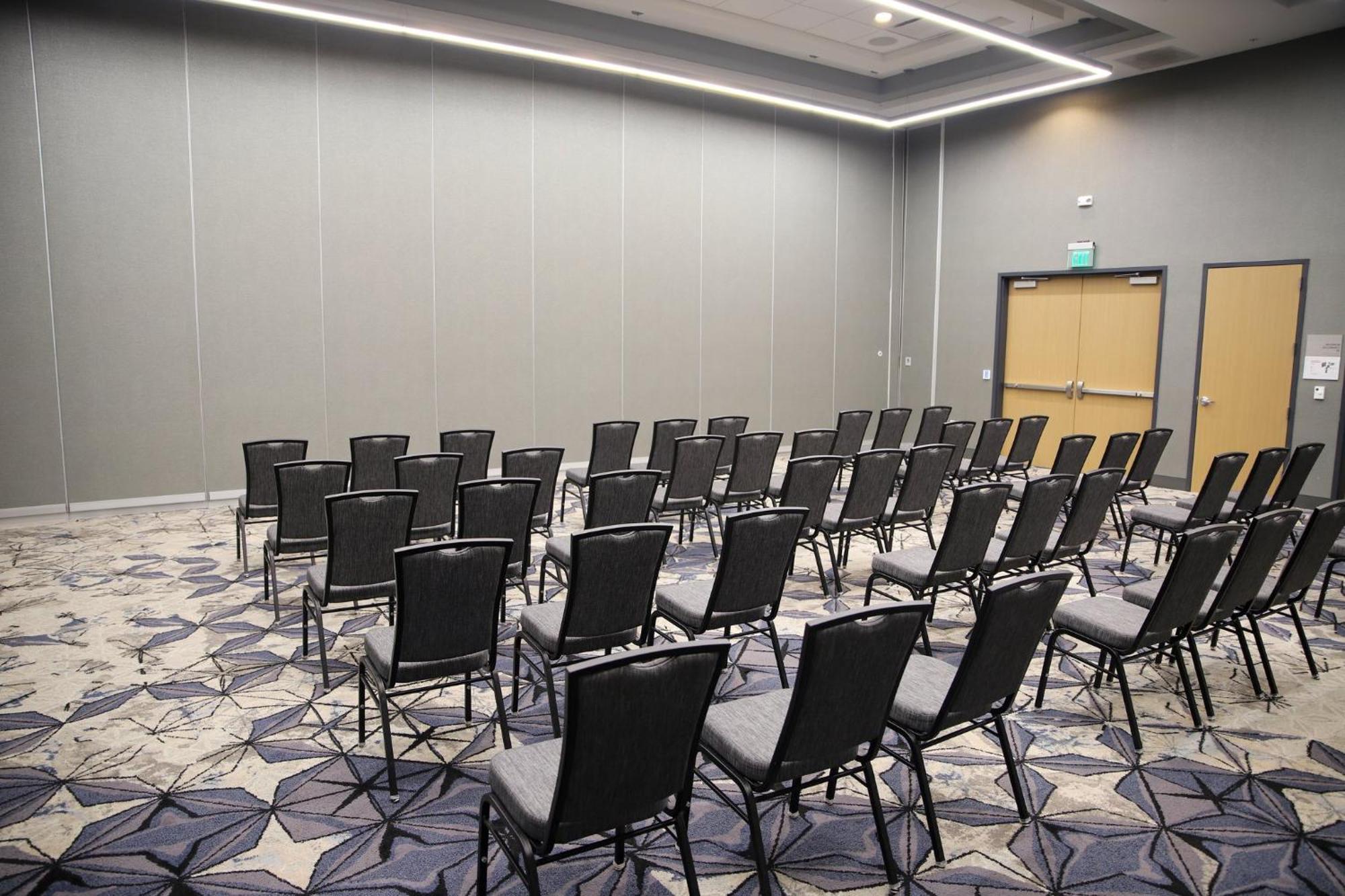 Holiday Inn & Suites Cedar Falls-Waterloo Event Ctr By Ihg Bagian luar foto